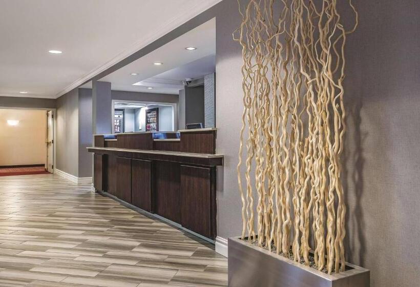 هتل La Quinta Inn & Suites By Wyndham University Area Chapel Hill