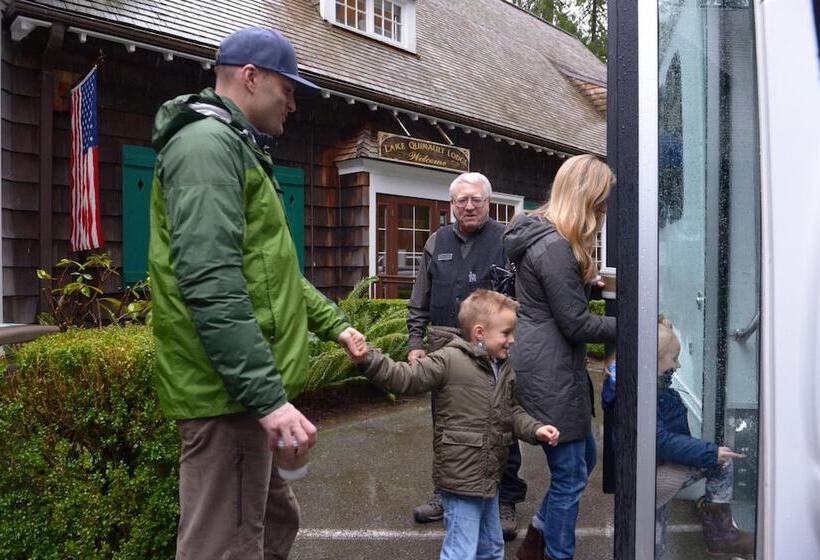 فندق Lake Quinault Lodge