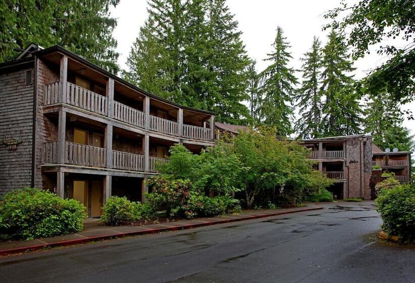 فندق Lake Quinault Lodge