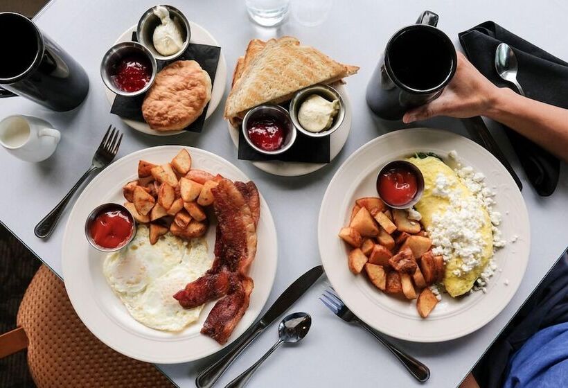 فندق Lake Quinault Lodge