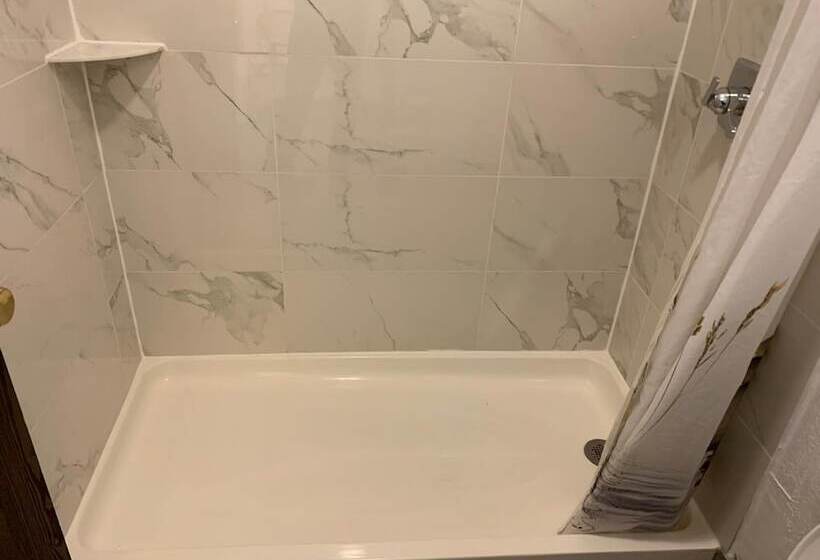 فندق Landmark Inn