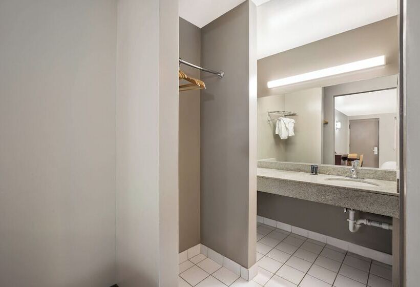 فندق Red Carpet Inn Edison