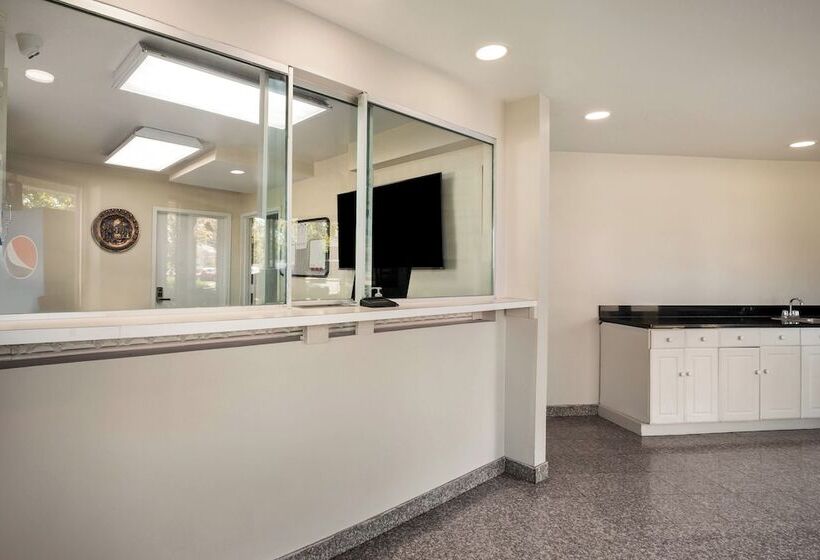 فندق Red Carpet Inn Edison