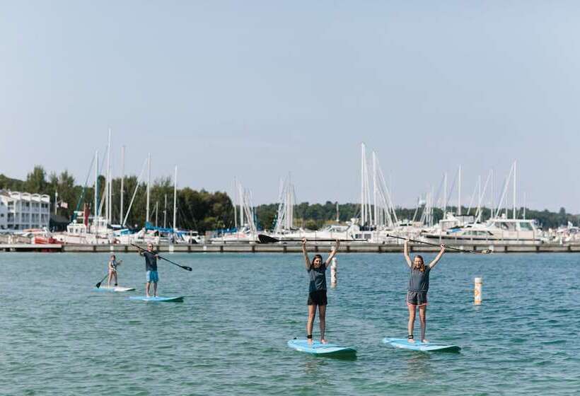 فندق The Earl In Charlevoix