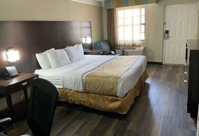 Отель Travelodge By Wyndham Tuscaloosa