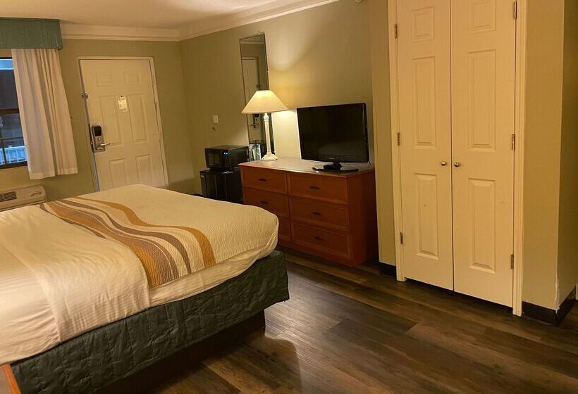 Отель Travelodge By Wyndham Tuscaloosa