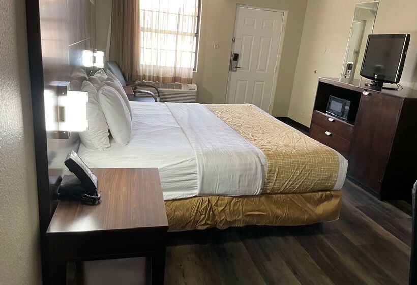 Отель Travelodge By Wyndham Tuscaloosa