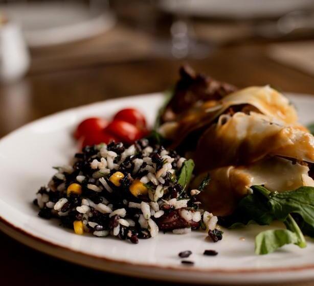 Dim S Hotel & Restaurant