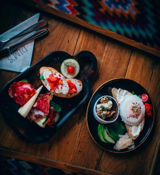 Dim S Hotel & Restaurant