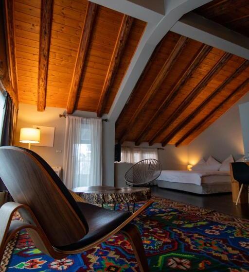 Dim S Hotel & Restaurant