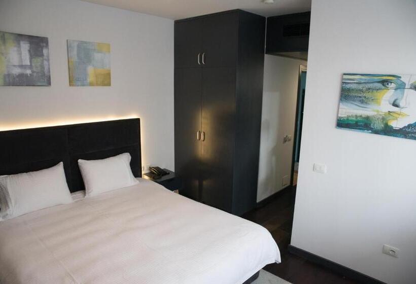 Dim S Hotel & Restaurant