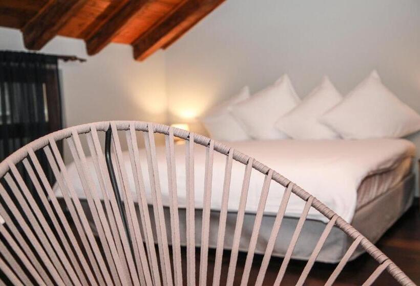 Dim S Hotel & Restaurant