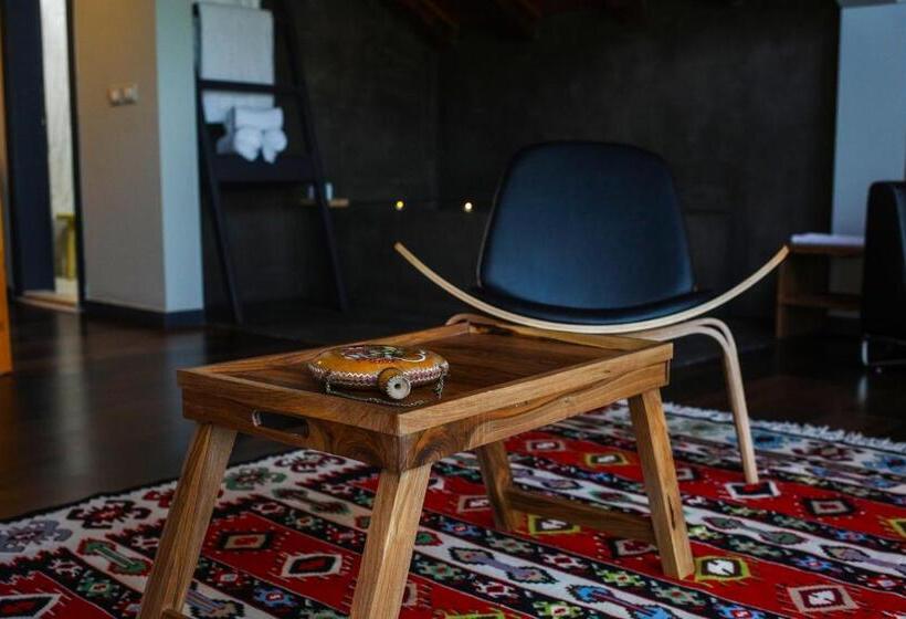 Dim S Hotel & Restaurant