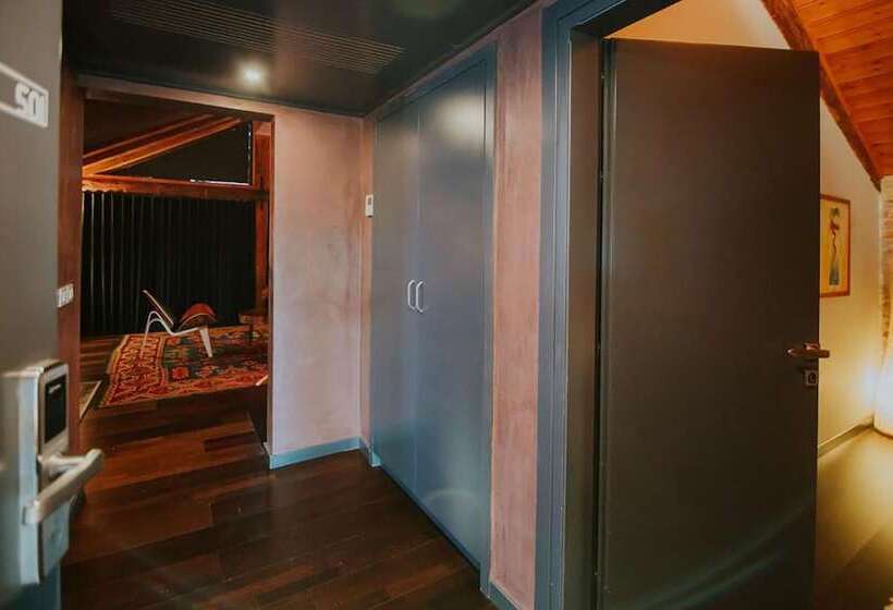 Dim S Hotel & Restaurant