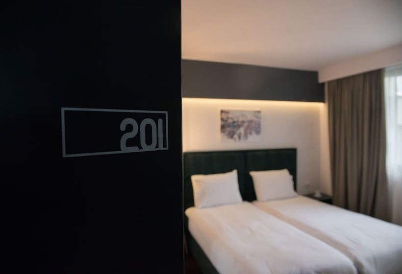 Dim S Hotel & Restaurant