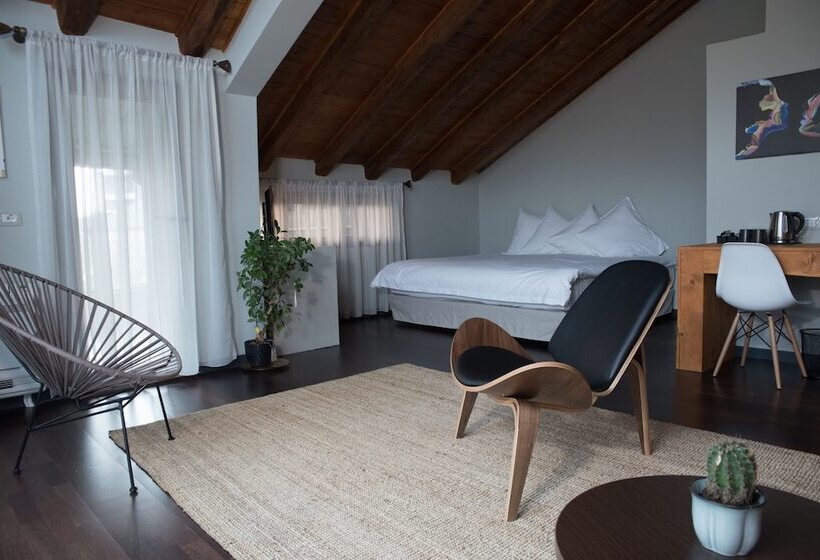 Dim S Hotel & Restaurant