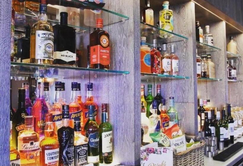 هتل The Station Restaurant & Bar