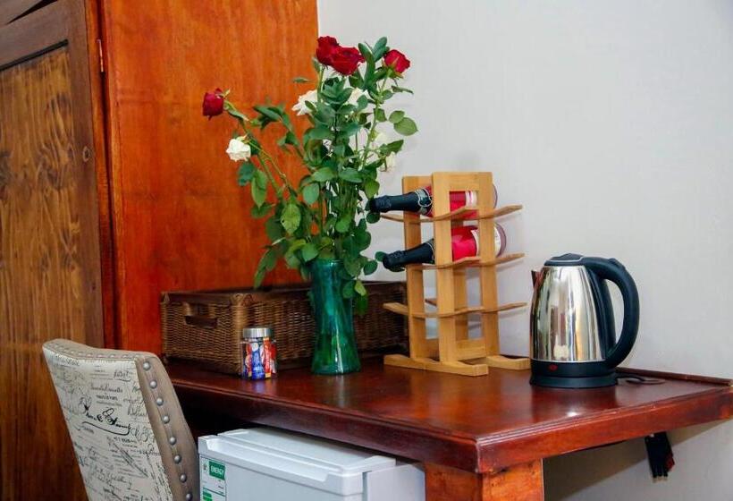 펜션 Travetel Or Tambo Airport