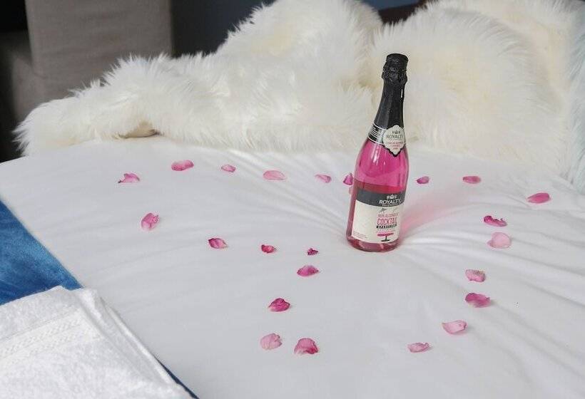 펜션 Travetel Or Tambo Airport