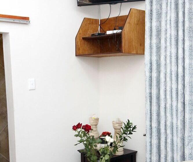 펜션 Travetel Or Tambo Airport