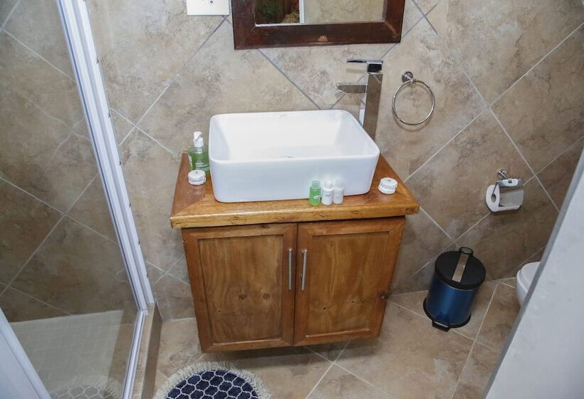 펜션 Travetel Or Tambo Airport