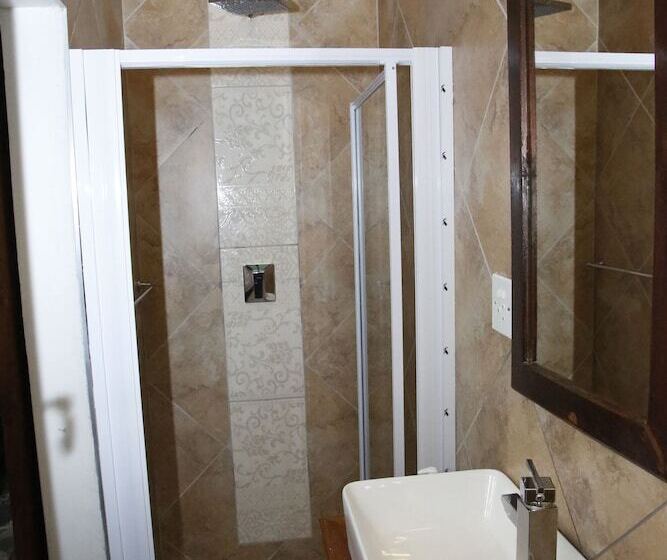 펜션 Travetel Or Tambo Airport