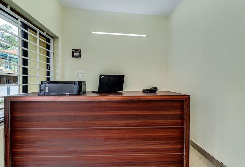 Itsy Hotels Rain Tulsi Stayz, Palarivattom Junction