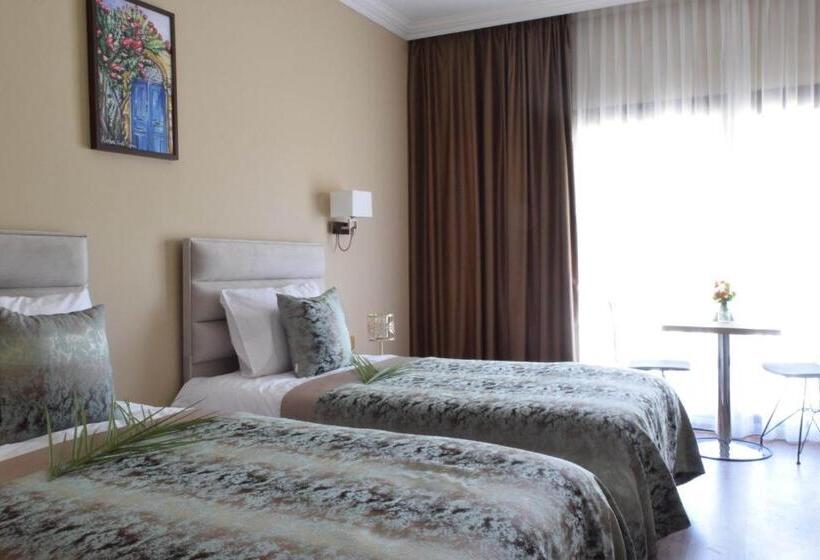 پانسیون Golden Palms Guest House & Cafe