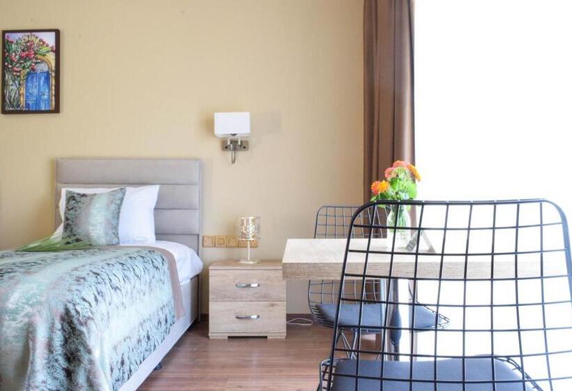 پانسیون Golden Palms Guest House & Cafe