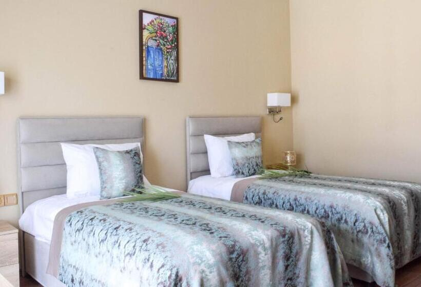 ペンション Golden Palms Guest House & Cafe