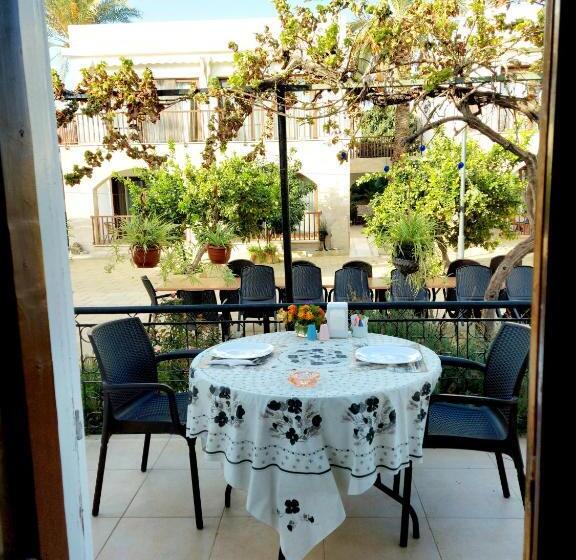 ペンション Golden Palms Guest House & Cafe