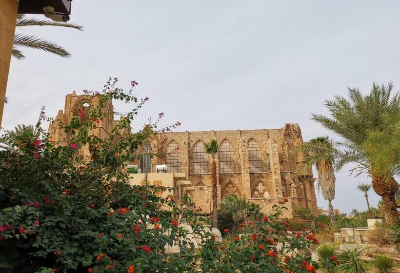 ペンション Golden Palms Guest House & Cafe