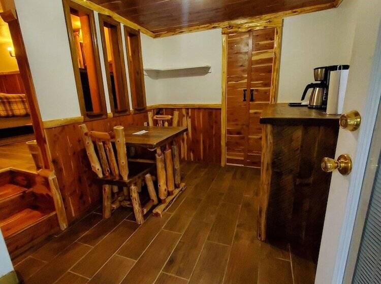 هتل Log Cabin Inn