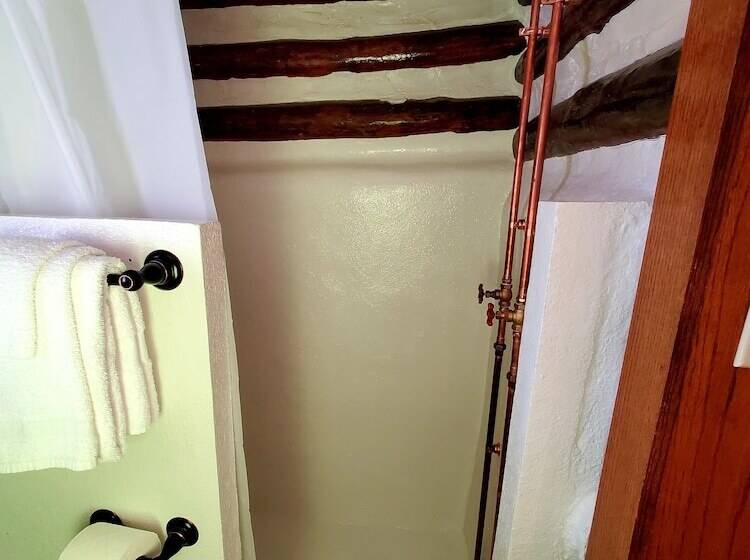 هتل Log Cabin Inn