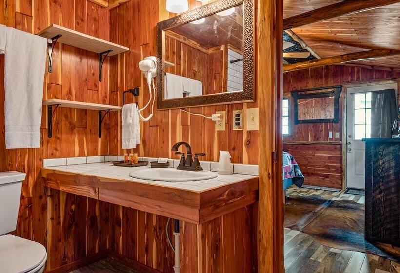 هتل Log Cabin Inn