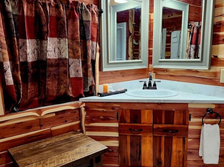 هتل Log Cabin Inn