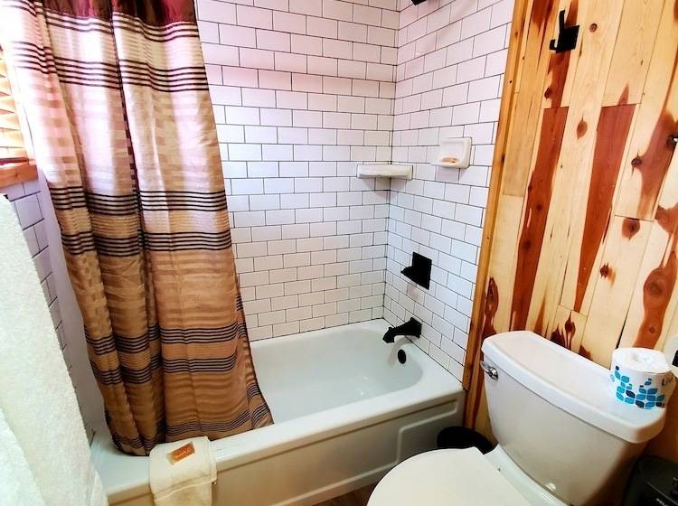 فندق Log Cabin Inn