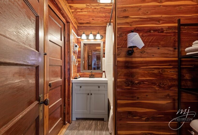 هتل Log Cabin Inn