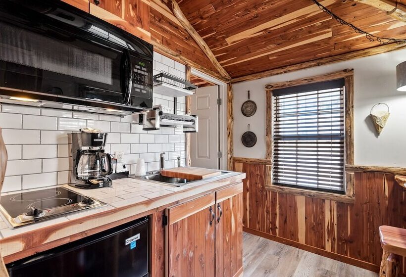 هتل Log Cabin Inn