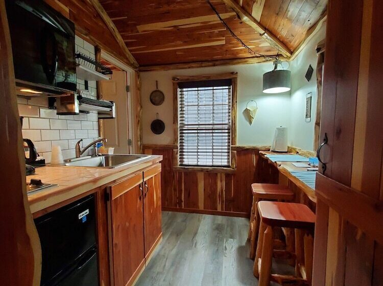 فندق Log Cabin Inn