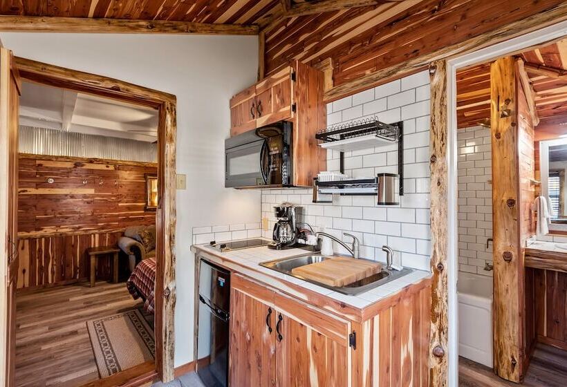 هتل Log Cabin Inn