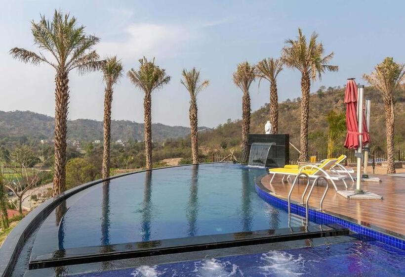 فندق Stayvista At Brickwood Hill With Outdoor Infinity Pool & Jacuzzi