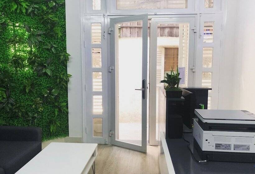 پانسیون Futuristic Inn