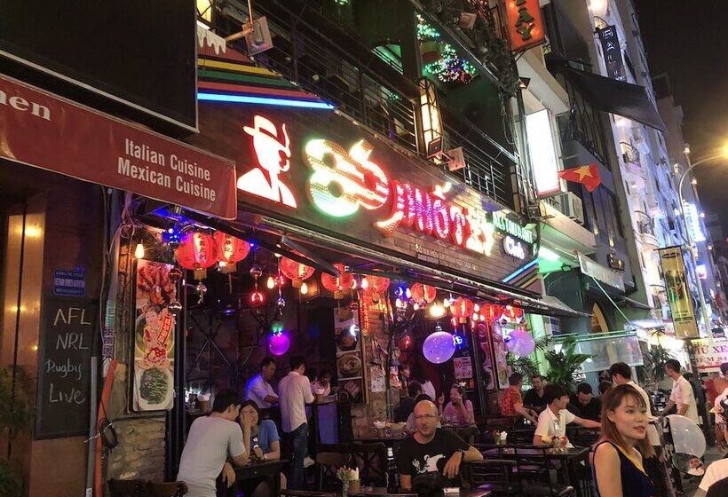 پانسیون Futuristic Inn