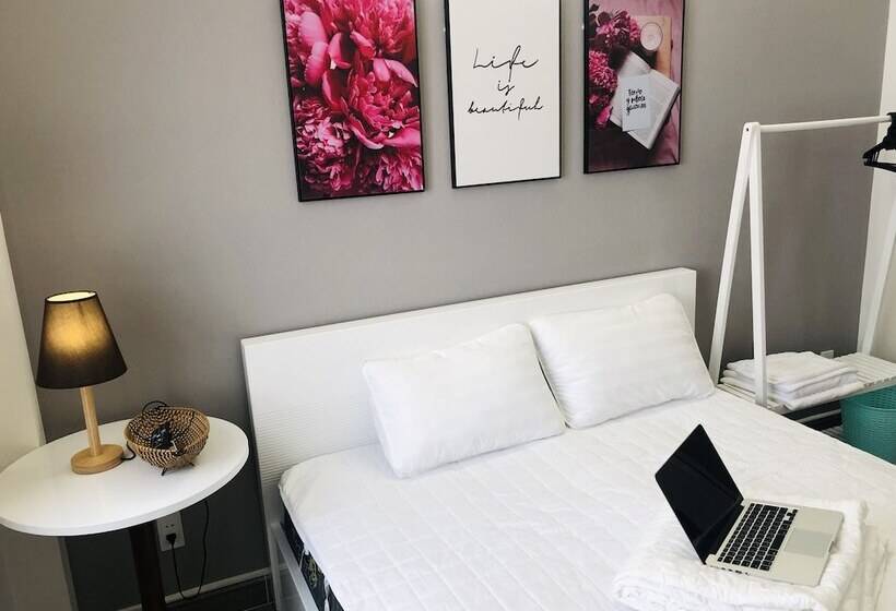 پانسیون Futuristic Inn