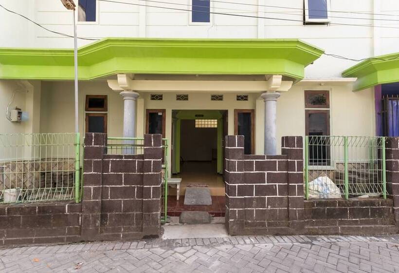 펜션 Koolkost Female Syariah Near Uin Maulana Malik Ibrahim Caters To Women