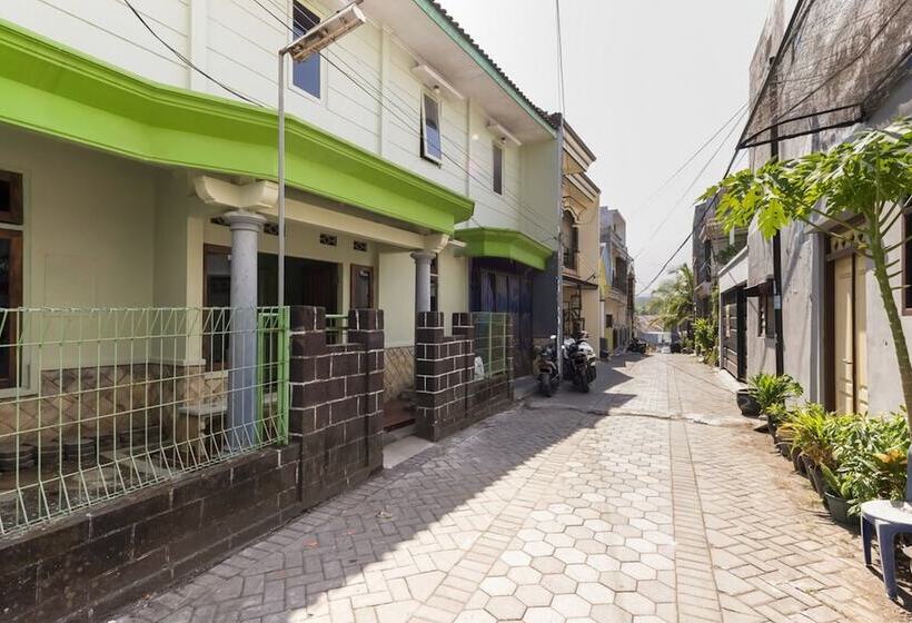 펜션 Koolkost Female Syariah Near Uin Maulana Malik Ibrahim Caters To Women