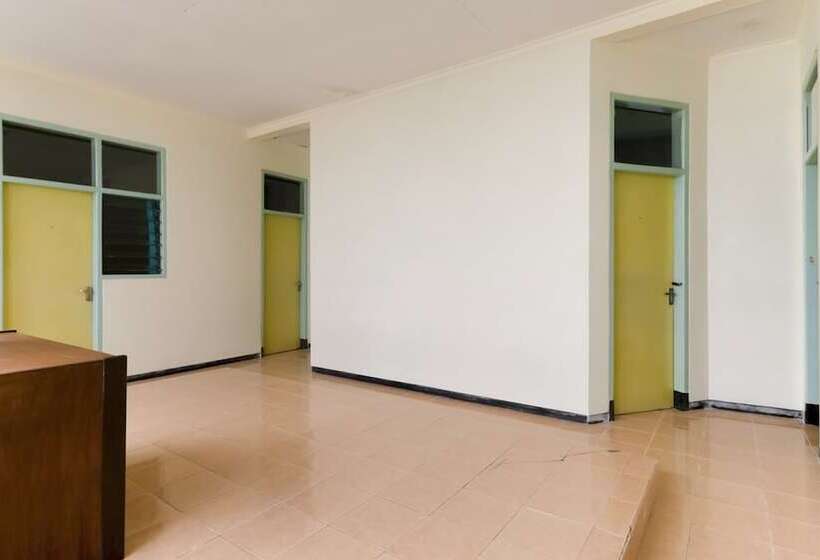 펜션 Koolkost Female Syariah Near Uin Maulana Malik Ibrahim Caters To Women