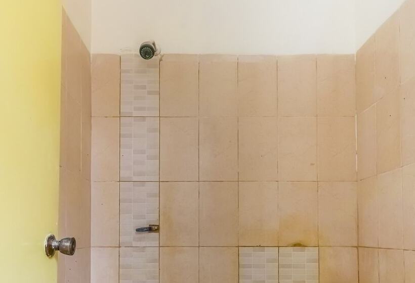 펜션 Koolkost Female Syariah Near Uin Maulana Malik Ibrahim Caters To Women