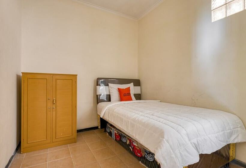 펜션 Koolkost Female Syariah Near Uin Maulana Malik Ibrahim Caters To Women